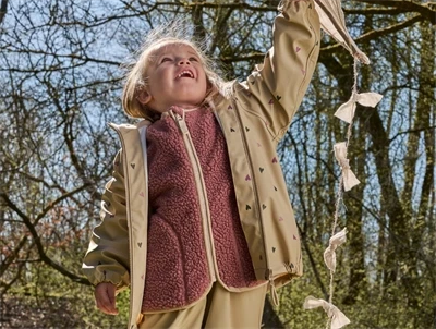 Pige iklædt CeLaVi regnsæt white pepper med aftagelig hætte